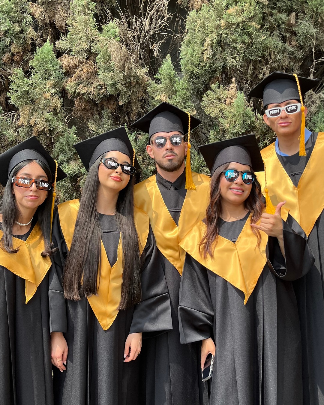 Graduado recibiendo reconocimiento