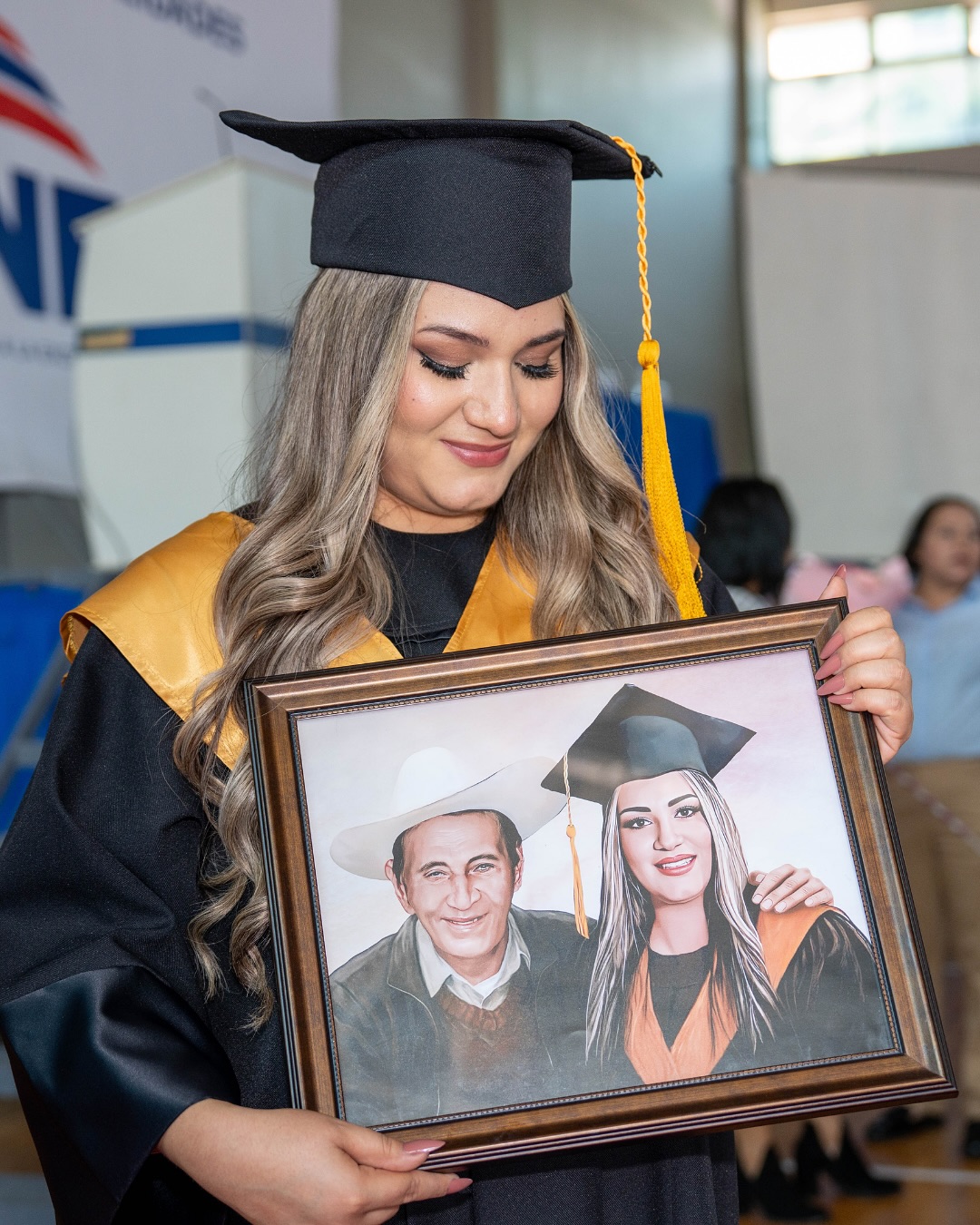 Graduados con togas en exterior