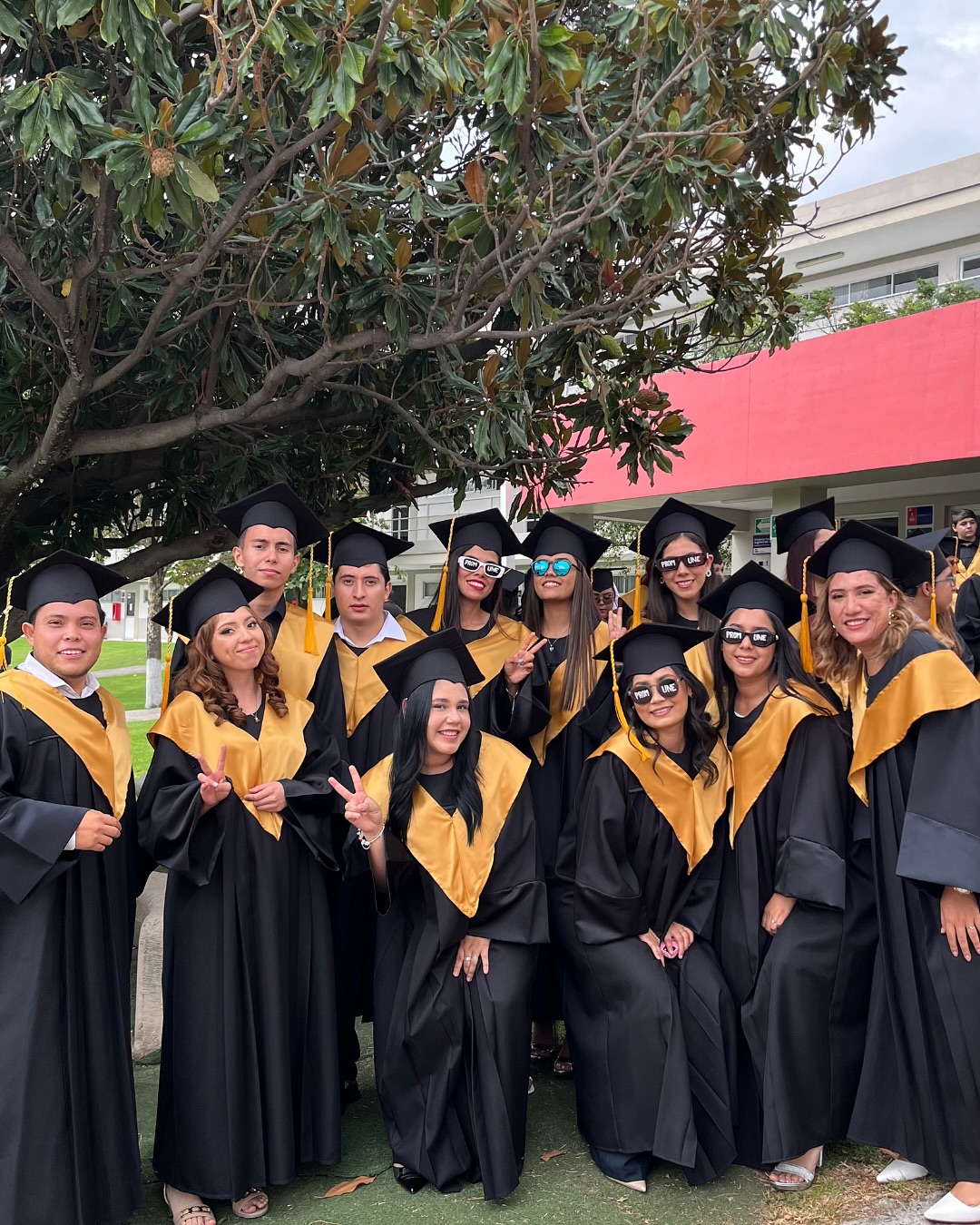 Ceremonia de graduación - Estudiantes con diplomas