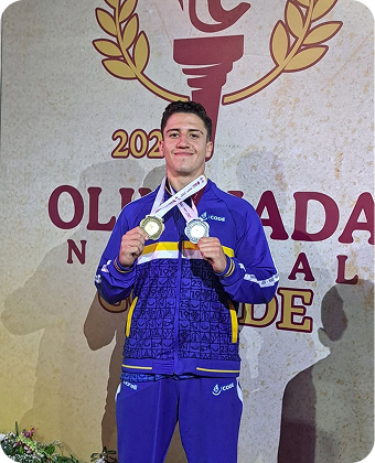 Estudiante ganador con medallas